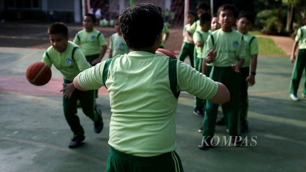 Siswa sebuah sekolah dasar di Tangerang Selatan, Banten mengikuti mata pelajaran pendidikan jasmani olahraga dan kesehatan di lapangan sekolah, Kamis (24/1/2019). Olahraga merupakan salah satu kegiatan luar ruang di sekolah yang bisa mengontrol obesitas pada anak.