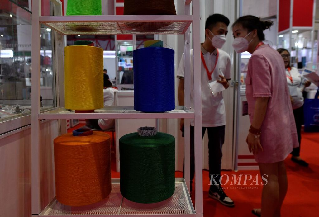 Suasana pameran industri tekstil dan produk tekstil Inatex-Indo Intertex 2023 di Jakarta Internasional Expo, Kemayoran, Jakarta, Rabu (29/3/2023). Industri tekstil dan produk tekstil menjadi salah satu industri manufaktur yang berkontribusi besar dalam perekonomian nasional. Pemerintah menargetkan Indonesia dapat masuk dalam lima negara teratas manufaktur tekstil dunia pada tahun 2030. 