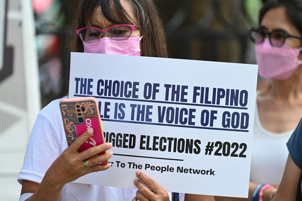 Sejumlah warga berdemo di depan kantor Komisi Pemilihan Filipina (Comelec) di Manila, Jumat (6/5/2022), mendesak agar pemungutan suara pemilihan umum yang akan berlangsung Senin pekan depan berlangsung jujur. 