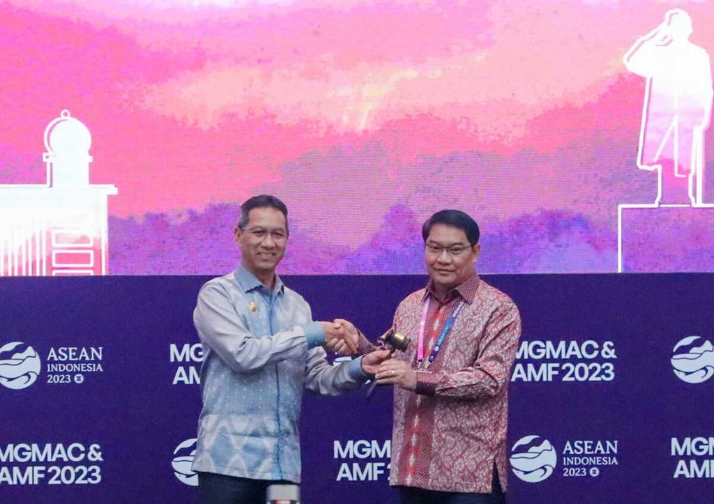 Penjabat (PJ) Gubernur DKI Jakarta Heru Budi Hartono (kiri) bersalaman dengan Gubernur Vientiane Atsaphangthong Siphandone (kanan) dalam persidangan forum MGMAC and AMF 2023, Rabu (2/8/2023), di Jakarta.