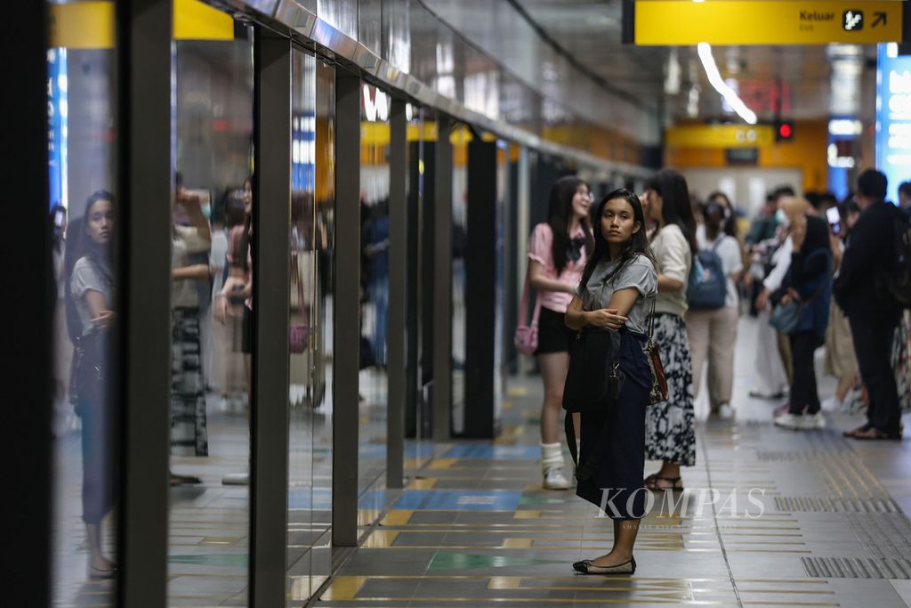Penumpang MRT menunggu kereta di Stasiun MRT Dukuh Atas, Jakarta, Jumat (1/12/2024).