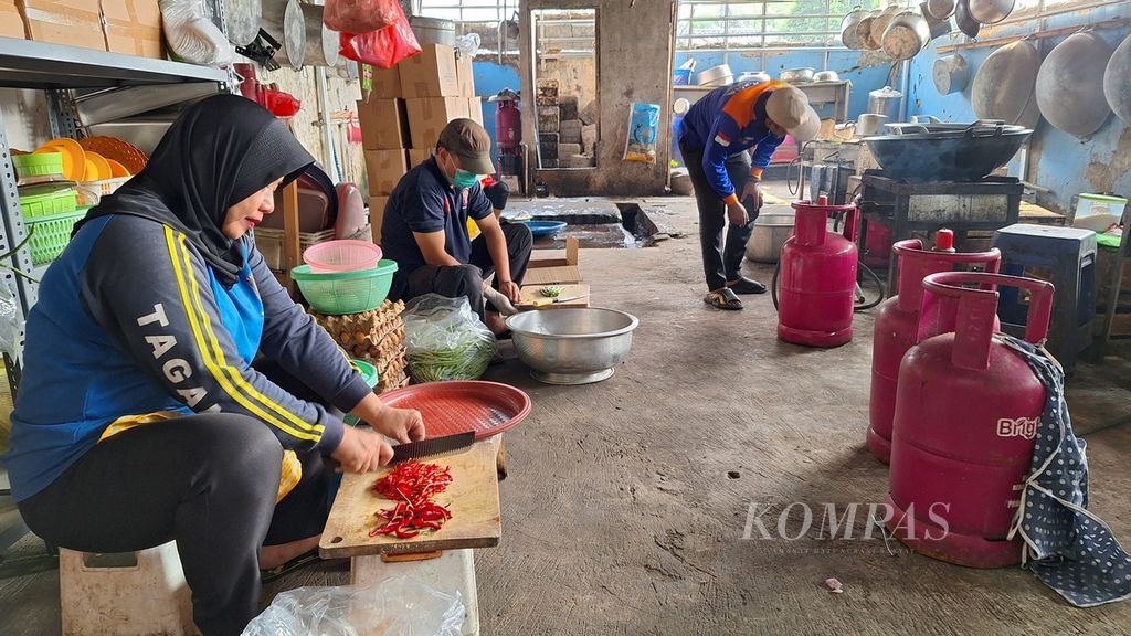 Suasana dapur umum Posko Tagana Jakarta Barat, Rabu (8/5/2024). Tagana tengah menyiapkan makan siang bagi pengungsi kebakaran.