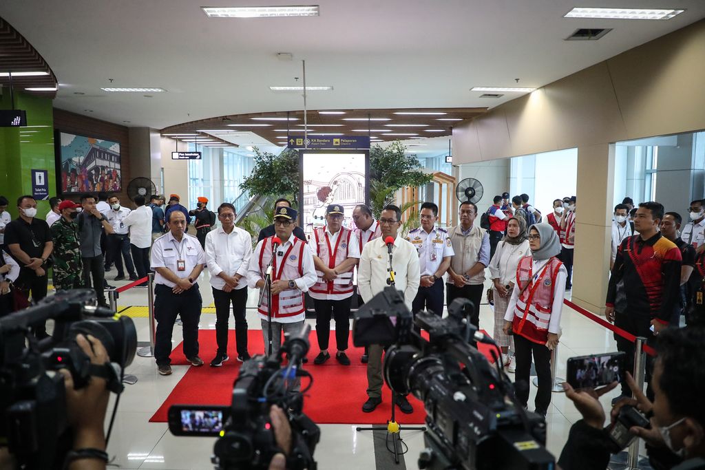 Suasana konferensi pers oleh Menteri Perhubungan Budi Karya Sumadi (kiri) dan Penjabat (Pj) Gubernur DKI Jakarta Heru Budi Hartono (kanan) di Stasiun BNI City, Jakarta, Minggu (28/5/2023). 