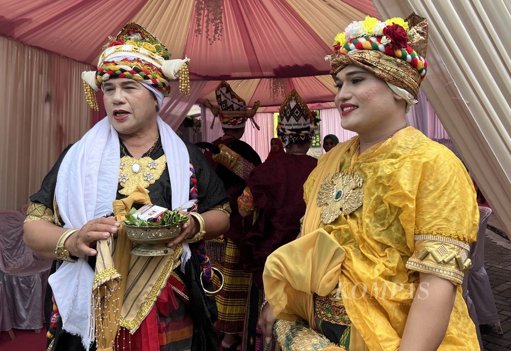 Pemimpin bissu (baju hitam) bersama seorang bissu <i>passere</i> bersiap melakukan penyambutan adat dalam acara pernikahan di Soppeng, Sulawesi Selatan, Minggu (17/7/2022)