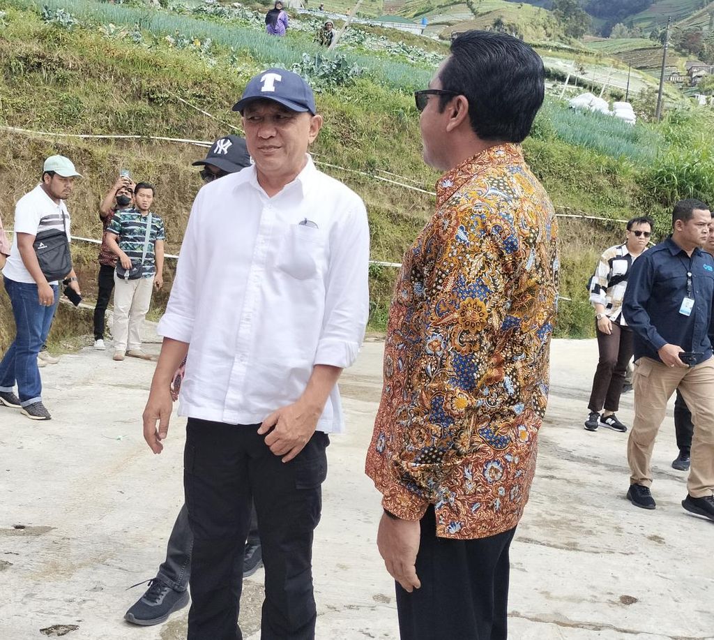 Menteri Koperasi dan UKM Teten Masduki berkunjung ke Desa Sukomakmur, Kecamatan Kajoran, Kabupaten Magelang, Jawa Tengah, Kamis (16/2/2023).