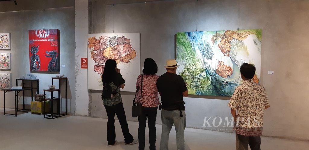 Suasana pameran bersama bertajuk Roaring into Prosperity” di Galeri Artchange, Pacific Place, Jakarta, di saat pembukaan pada Sabtu (16/3/2024).