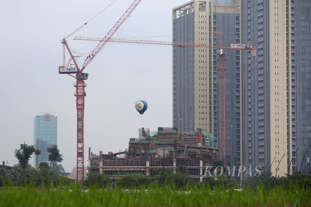 Pembangunan gedung bertingkat di Cisauk, Kabupaten Tangerang, Banten, Rabu (7/12/2022). Gedung-gedung bertingkat seperti hotel, gedung perkantoran, dan apartemen terus tumbuh di daerah-daerah penyangga Jakarta. 
