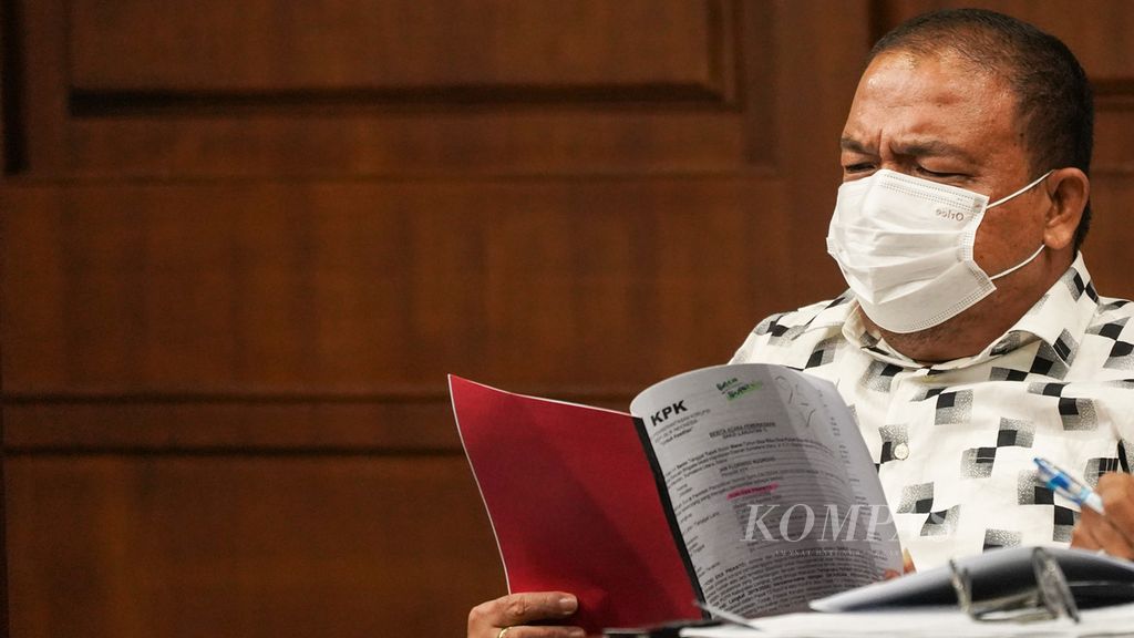 Bupati Langkat nonaktif Terbit Rencana Perangin-Angin membaca berkas berita acara pemeriksaan dari Komisi Pemberantasan Korupsi dalam sidang kasus dugaan korupsi di Pengadilan Tindak Pidana Korupsi Jakarta, Rabu (6/7/2022). 