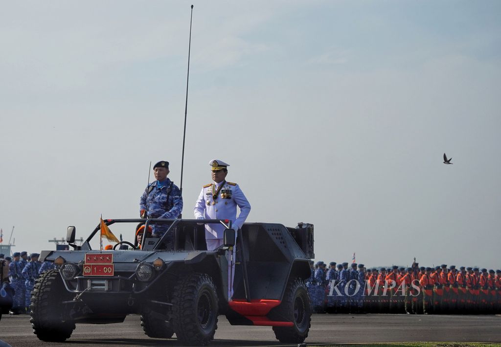 Panglima TNI Yudo Margono melakukan inspeksi pasukan dalam upacara puncak peringatan HUT Ke-77 TNI Angkatan Udara di Pangkalan TNI AU Halim Perdanakusuma, Jakarta, Minggu (9/4/2023). Upacara ini dipimpin oleh Panglima TNI Laksamana Yudo Margono.