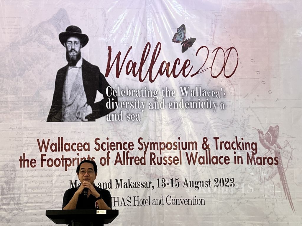 Rektor Universitas Hasanuddin Makassar Prof Jamaluddin Jompa memberi sambutan pada para peneliti di kawasan pemandian alam Bantimurung, Maros, Minggu (13/8/2023). Kegiatan ini adalah rangkaian peringatan 200 tahun Wallace.