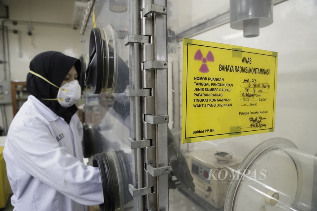 Seorang pranata nuklir dari Badan Tenaga Nuklir Nasional (Batan) melakukan pengujian kepadatan serbuk pelet dari uranium untuk dijadikan bahan bakar reaktor nuklir di Pusat Teknologi Bahan Bakar Nuklir, Pusat Penelitian Ilmu Pengetahuan dan Teknologi, Serpong, Tangerang Selatan, Rabu (11/9/2019). 