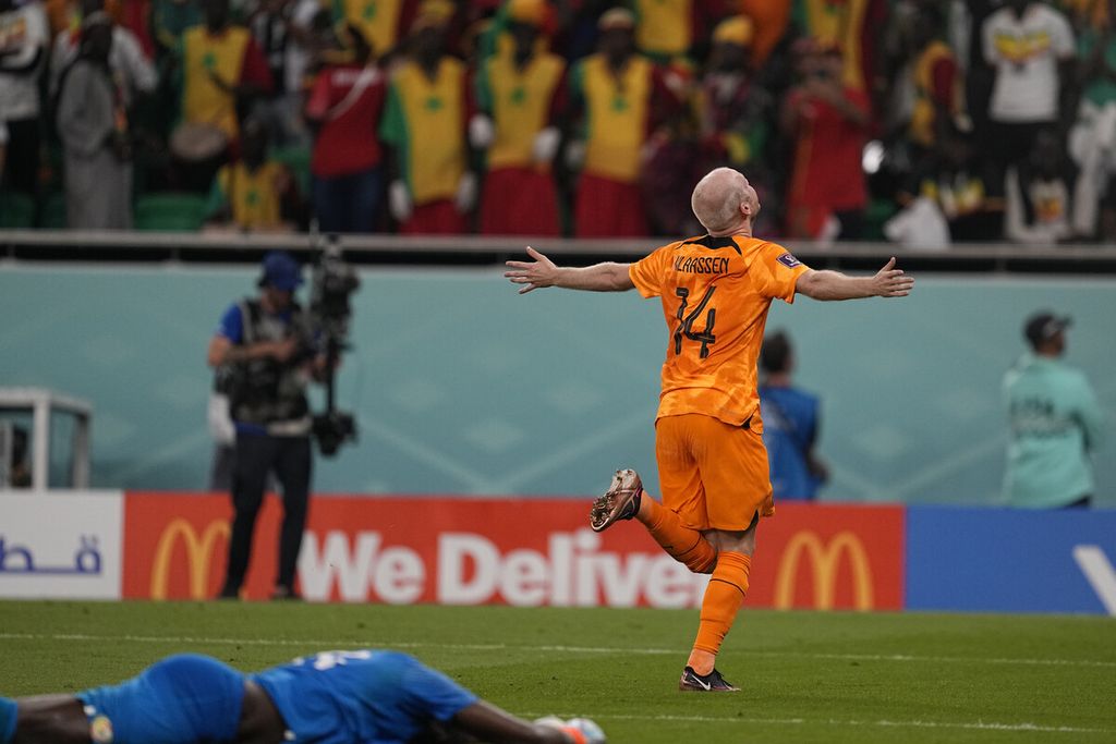 Pemain Belanda, Davy Klaassen, merayakan gol kedua timnya melawan Senegal saat pertandingan sepak bola Grup A Piala Dunia 2022 di Stadion Al-Thumama, di Doha, Qatar, Senin, (21/11/2022). Belanda menang 2-0.