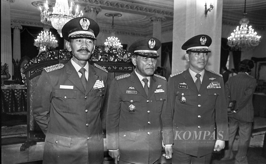 Panglima ABRI Jenderal LB Moerdani (tengah), Kepala Staf Angkatan Darat (KSAD) Jenderal Try Sutrisno (kanan), serta Jenderal Edi Sudrajat (kiri) yang segera akan dilantik menjadi KSAD menggantikan Try Sutrisno yang telah diangkat menjadi Panglima ABRI menggantikan Jenderal LB Moerdani, (22/2/1988).