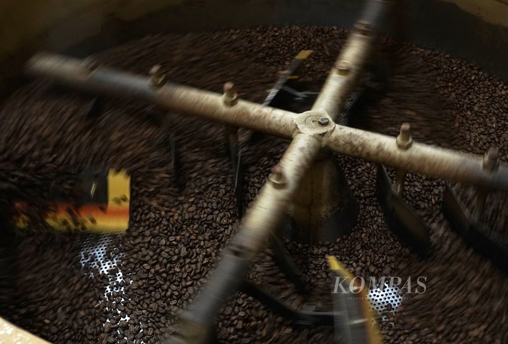 Pemanggangan (<i>roasting</i>) biji kopi arabika di Rumah Kopi Amungme Gold, Timika, Papua, Kamis (17/3/2022).