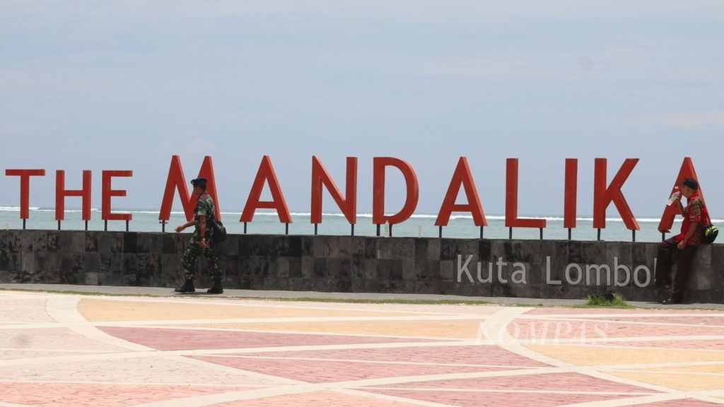 Sejumlah wisatawan terlihat di kawasan Taman Pantai Kuta Mandalika, Kuta, Lombok Tengah, Nusa Tenggara Barat, Rabu (26/2/2020). KEK Mandalika menjadi salah satu dari lima destinasi superprioritas yang dikembangkan pemerintah saat ini.
