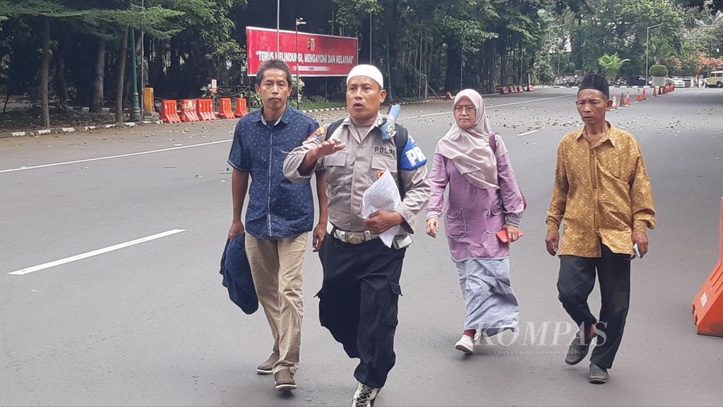 Bripka Madih mendatangi Markas Polda Metro Jaya untuk mengklarifikasi dugaan pemerasan oleh oknum penyidik Polda Metro Jaya terkait kasus penyerobotan tanah, di Jakarta, Minggu (5/2/2023).