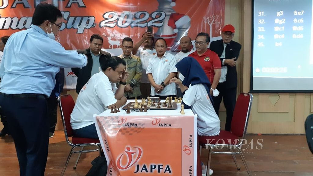 Laga ekshibisi antara pecatur senior IM Tirta Chandra (duduk kiri) melawan Adeeba Izah, pecatur peraih emas pada Asian Youth Chess Championship 2022, menjadi laga pembuka dari turnamen catur cepat Japfa Christmas Cup yang digelar di Jakarta, Sabtu (17/12/2022).