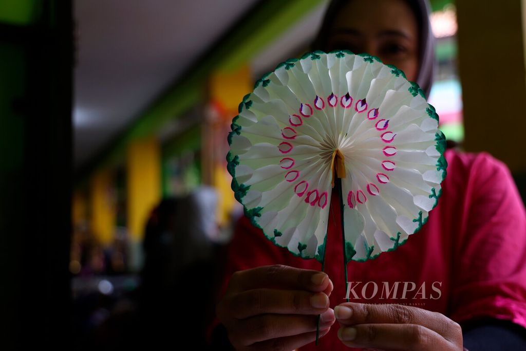 Salah satu mainan tempo dulu yang dihadirkan kembali bagi generasi sekarang saat dipamerkan di SMP Negeri 8, Kota Semarang, Jawa Tengah, pada 13 Desember 2022. Sejumlah sekolah di Kota Semarang secara serentak menyelenggarakan acara bertema budaya Nusantara untuk mengenalkan siswa pada keberagaman seni budaya Indonesia. 