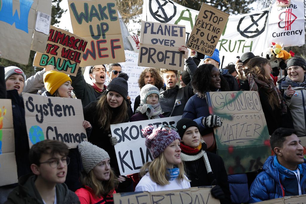 Remaja Swedia aktivis lingkungan, Greta Thunberg (tengah, berpenutup kepala abu-abu), menghadiri unjuk rasa bertajuk Friday for Future” di Davos, Swiss, 24 Januari 2020. 