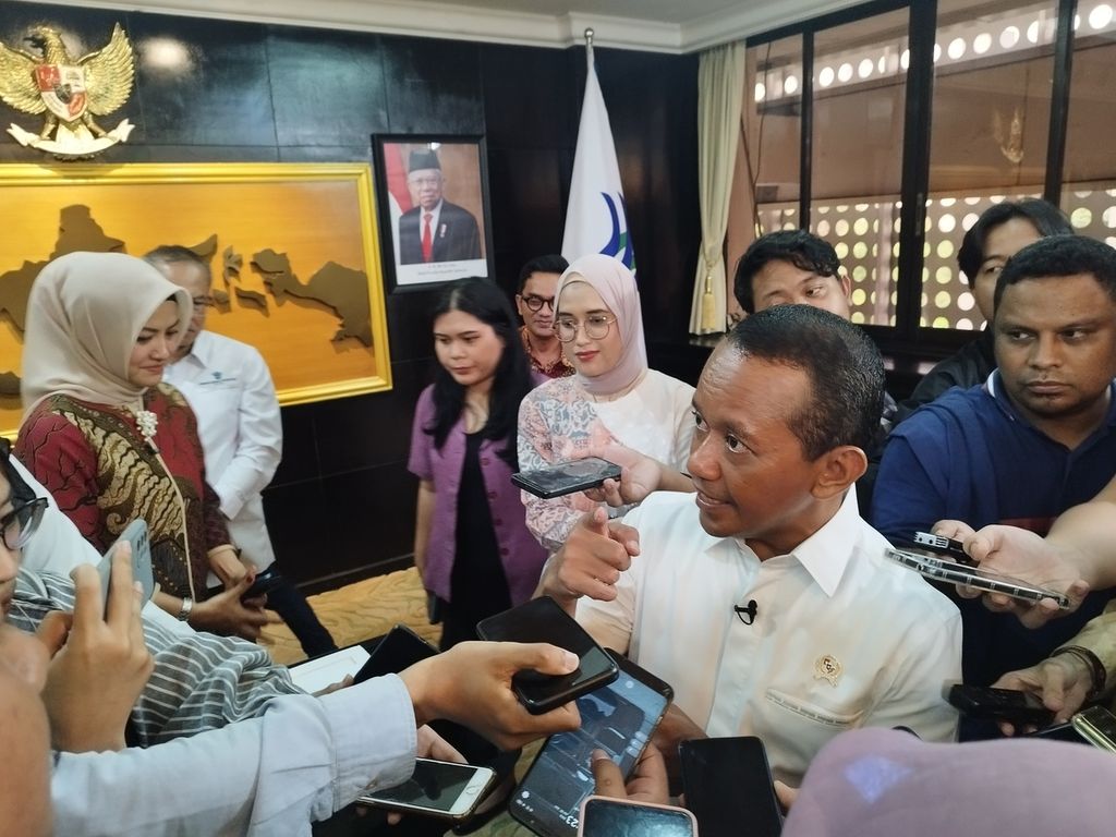 Menteri Investasi/Kepala Badan Koordinasi Penanaman Modal (BKPM) Bahlil Lahadalia memberikan tanggapan kepada awak media sesuai konferensi pers, di Gedung Kementerian Investasi BKPM, Jakarta, Jumat (30/6/2023).