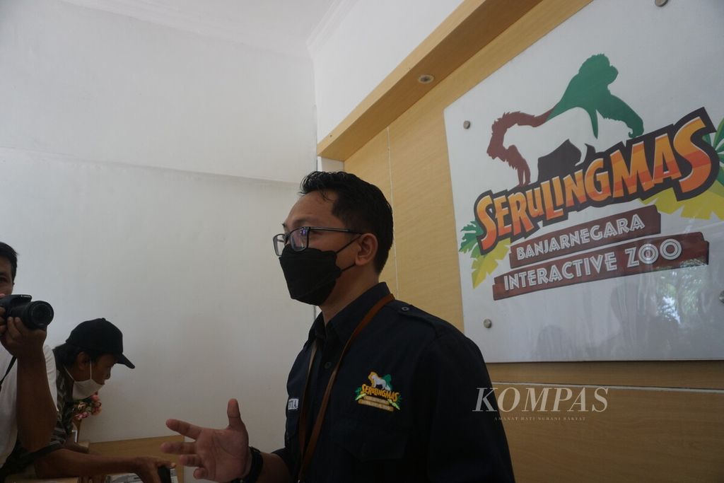 Direktur Perumda Taman Rekreasi Margasatwa Serulingmas, Banjarnegara, Lulut Yekti Adi memberikan keterangan pers di Banjarnegara, Jawa Tengah, Senin (18/4/2022). Minggu lalu, seorang karyawan tewas diterkam harimau benggala. 