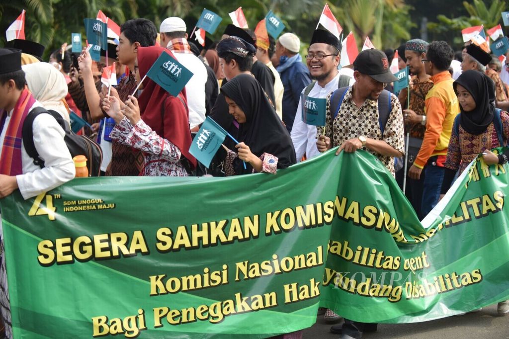 Koalisi Nasional Pokja Implementasi UU Penyandang Disabilitas berjalan menuju Bundaran Hotel Indonesia, Jakarta, dalam Pawai Budaya Disabilitas yang bertajuk ”Menuju Disabilitas Merdeka”, Selasa (27/8/2019). 