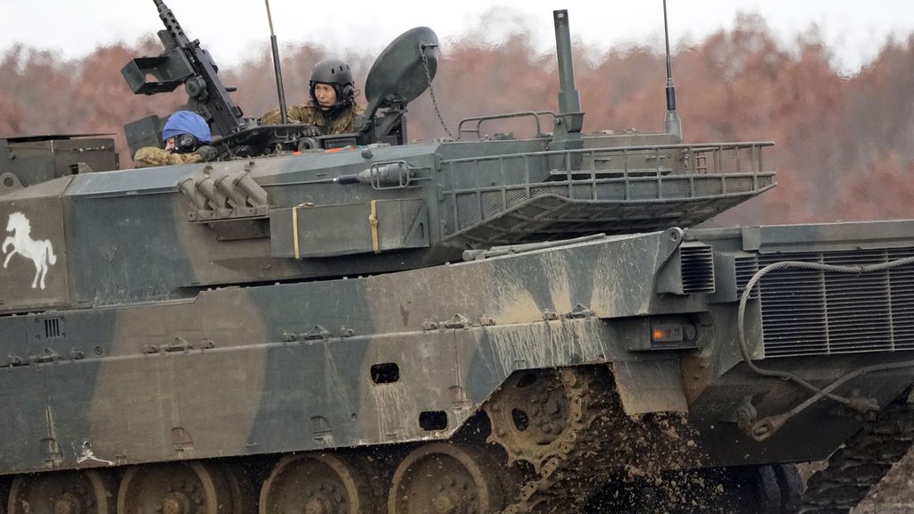 Tank tempur berat Pasukan Bela Diri Jepang (JDSF) buatan Mitsubishi Heavy Industry dalam latihan di Pusat Latihan Tempur Minawi Eniwa pada Desember 2021. Meskipun mampu membuat aneka persenjataan mutakhir, Jepang amat jarang menjualnya ke luar negeri. 