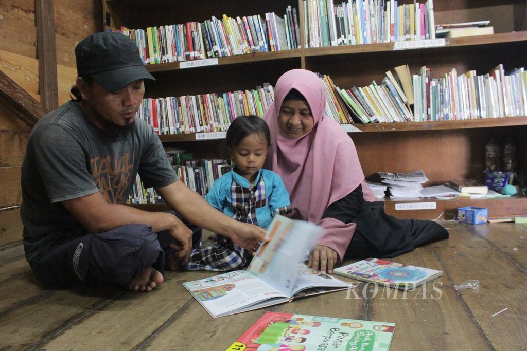 Perdana Romi Saputra (36) dan istrinya Rahmiana Rahman (35) pendiri Rumah Relawan Remaja di Aceh