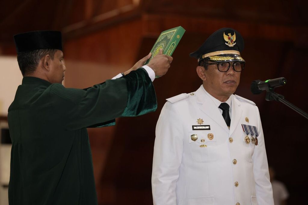 Alhudri yang juga Kepala Dinas Pendidikan Aceh dilantik sebagai penjabat bupati Gayo Lues, Jumat (24/3/2023), di Banda Aceh. Alhudri diminta mempersiapkan pelaksanaan pildaka serentak 2024.