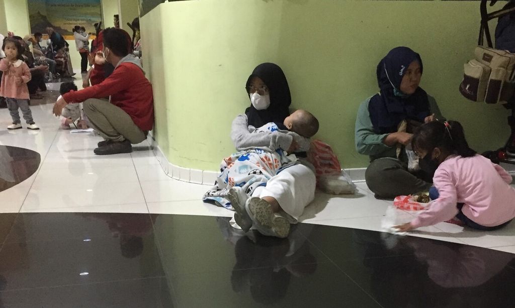 Para orangtua duduk dilantai menunggu pemeriksaan anaknya di Poliklinik Nefrologi, Rumah Sakit Dr Cipto Mangunkusumo (RSCM) Kiara, Senen, Jakarta Pusat, Kamis (20/10/2022).