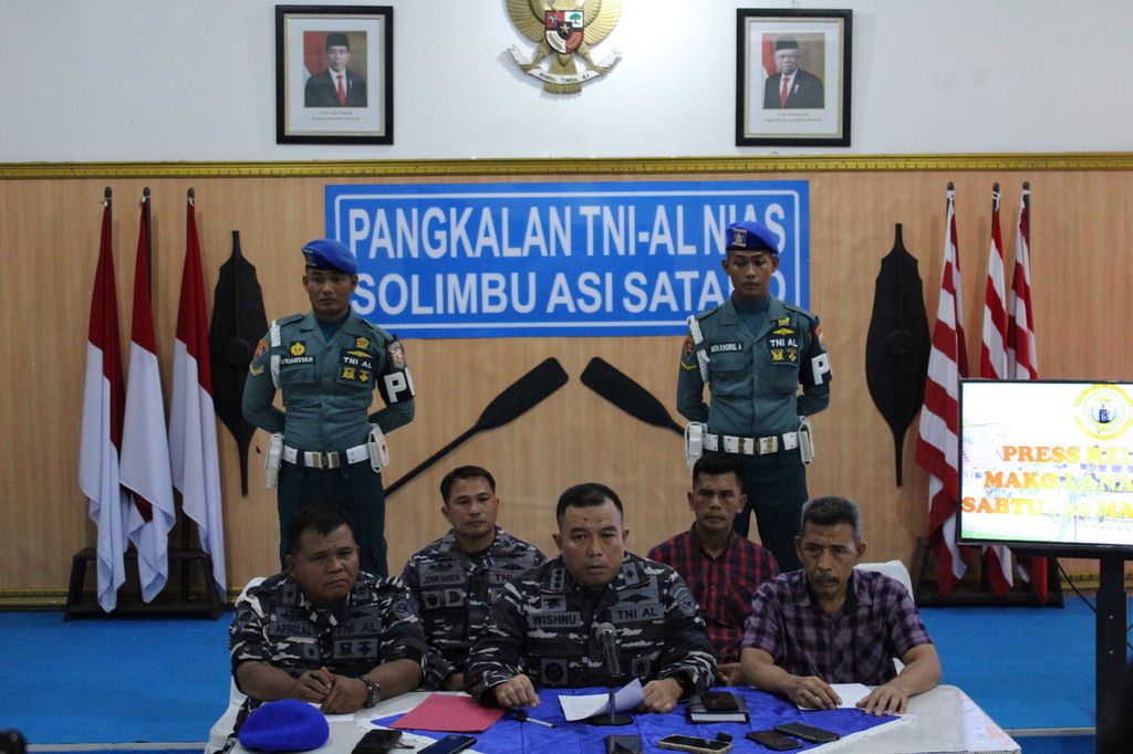 Komandan Lanal Nias Kolonel Laut (P) Wishnu Ardiansyah (tengah) di Kabupaten Nias, Sumatera Utara, Sabtu (30/3/2024).