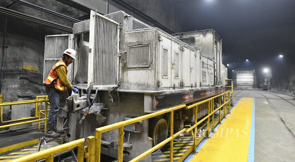 Teknisi memeriksa loko kereta tambang bawah tanah Grasberg Blok Cave (GBC) PT Freeport Indonesia di Tembagapura, Timika, Papua, Rabu (1/6/2022). Penggunaan kereta tambang bawah tanah untuk mengangkut bijih di seluruh tambang menjadi salah satu lompatan besar dalam mengurangi penggunaan truk di dalam tambang bawah tanah. KOMPAS/RADITYA HELABUMI 01-06-2022