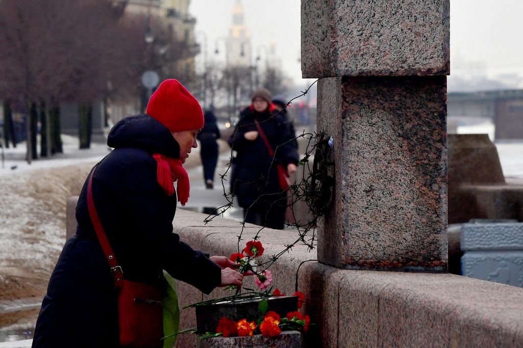 Warga meletakkan bunga di Monumen Peringatan Korban Represi Politik untuk menghormati oposisi Rusia, Alexei Navalny, di Saint Petersburg, Rusia, pada 24 Februari 2024, sembilan hari setelah kematiannya di penjara Arktik.