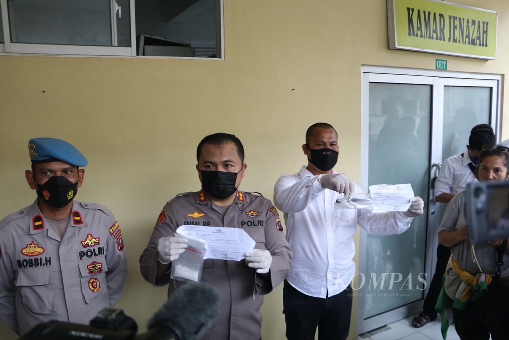 Kepala Kepolisian Resor Pelabuhan Belawan Ajun Komisaris Besar Faisal RH Simatupang (kedua dari kiri) menjelaskan kronologi meninggalnya seorang pengedar narkoba karena tidak sengaja tertembak saat ingin merebut senjata petugas di Medan, Sumatera Utara, Senin (14/11/2022). 