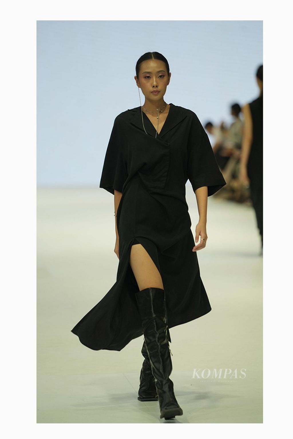 Pagelaran busana karya desainer Lutfiana Rusda dengan judul rancangan "Jati Diri" pada Lomba Perancang Mode 2023 dalam Jakarta Fashion Week (JFW) 2024 di Pondok Indah Mall III, Jakarta Selatan, Selasa (24/10/2023). 