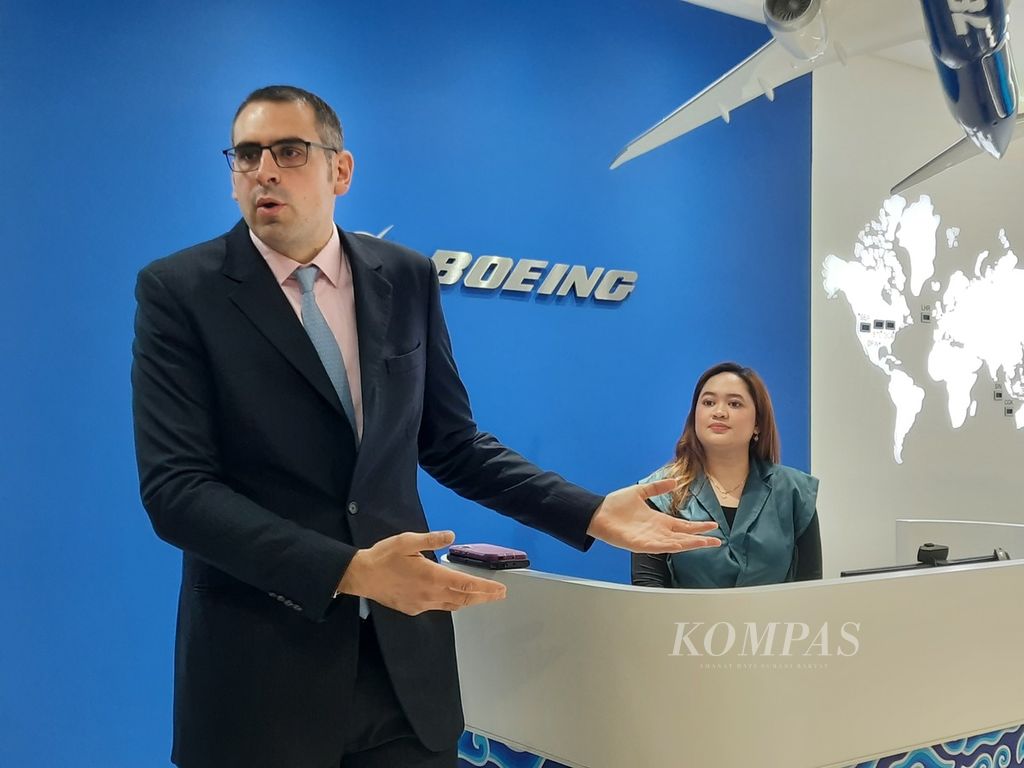 Country Managing Director Boeing untuk Indonesia, Zaid Alami menunjukkan gambaran kantor Boeing Indonesia di Jakarta, Senin (10/6/2024). 