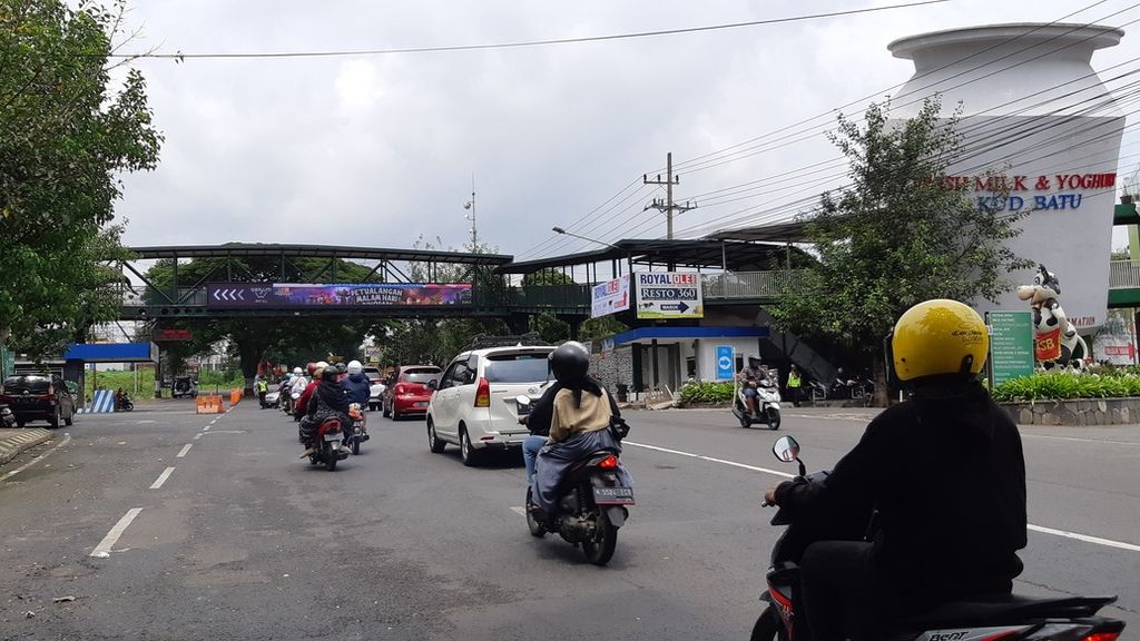 Suasana Jalan Ir Soekarno, Beji, Kecamatan Junrejo, Kota Batu, Jawa Timur, terlihat ramai oleh laju kendaraan roda dua dan empat, Minggu (30/1/2022).