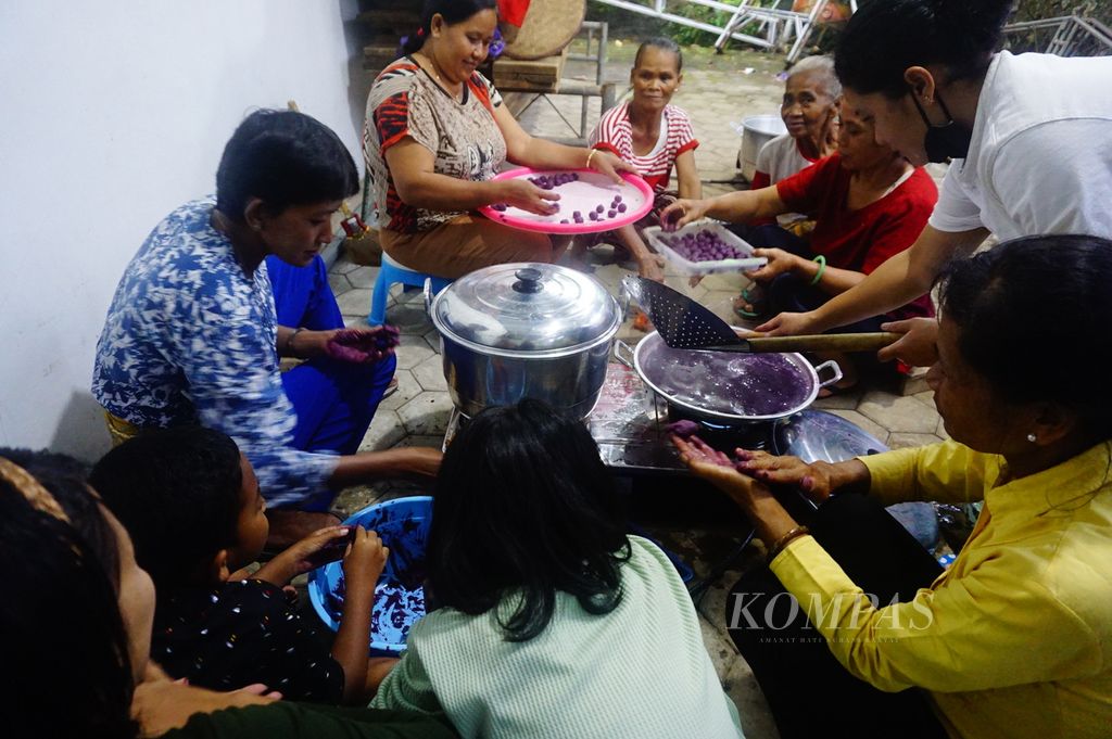 Ibu-ibu menyiapkan hidangan untuk takjil yang akan dibagikan gratis kepada warga Muslim sekitar, Jumat (14/4/2023).