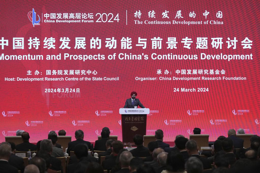Presiden Grup Bank Dunia Ajay Banga berpidato saat Sesi Khusus pada Forum Pembangunan China di Beijing, 24 Maret 2024.