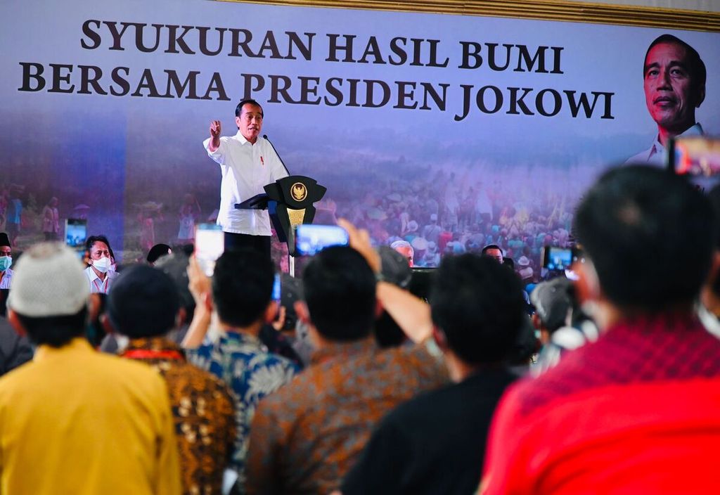 Presiden Joko Widodo saat menghadiri acara syukuran hasil bumi Gerakan Masyarakat (Gema) Perhutanan Sosial yang digelar di Lapangan Omah Tani, Kabupaten Batang, Provinsi Jawa Tengah, Rabu, (8/6/2022).