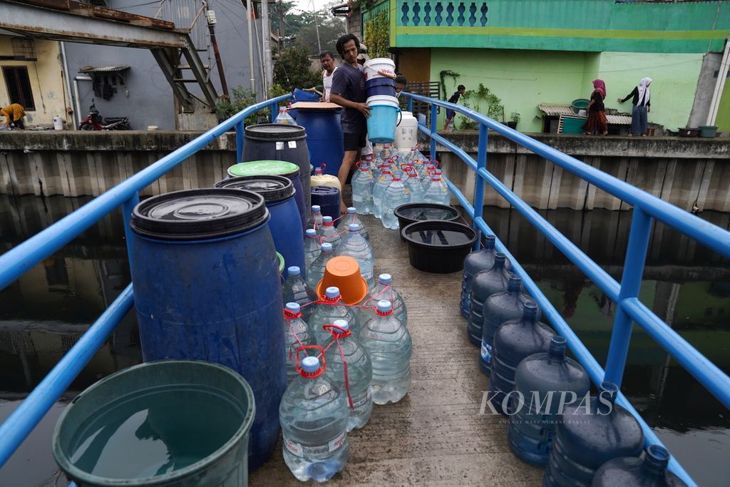 Warga bersiap mengangkut air bersih di Gang Bulak Cabe, RT 006 RW 009 Kelurahan Cilincing, Kecamatan Cilincing, Jakarta Utara, Jumat (1/12/2023). Sebanyak 8.000 liter air bersih dibagikan oleh Perusahaan Umum Daerah Air Minum Jaya kepada warga sekitar.