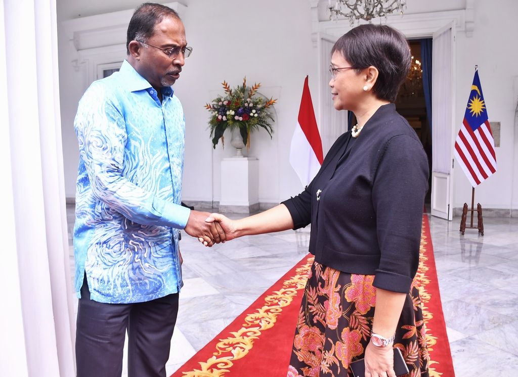 Menteri Luar Negeri Retno Marsudi (kanan) bersalaman dengan rekannya Menlu Malaysia Zambry Abd Kadir usai melakukan pembicaraan di Kantor Kementerian Luar Negeri RI di Jakarta, Kamis (29/12/2022). 