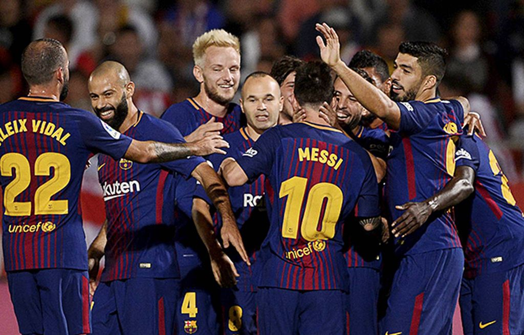 Para  pemain Barcelona bersorak setelah berhasil mencetak gol ke gawang Girona pada laga lanjutan Liga Spanyol di Stadion Municipal de Montilivi, Girona, Minggu (24/9) dini hari WIB. Barca memenangi laga ini dengan skor 3-0. Meski kehilangan salah satu pemain pilar, Neymar, yang pindah ke PSG, Barca tetap tajam dan belum terhentikan di La Liga musim ini dengan memetik poin sempurna 18 dari enam pertandingan.