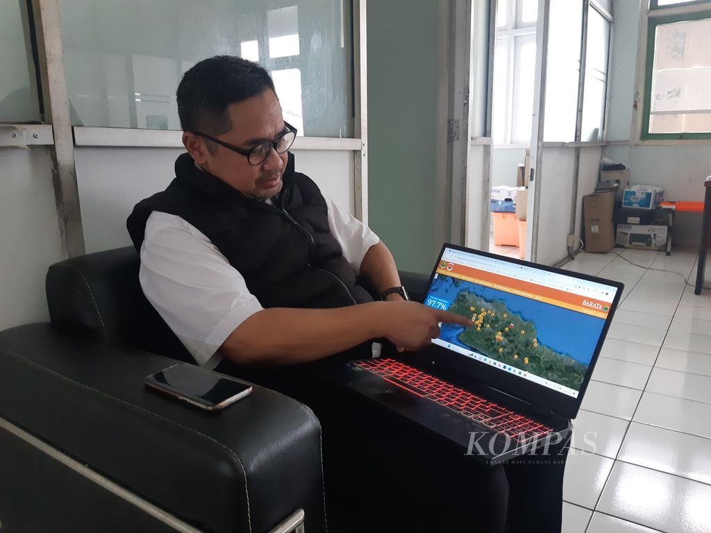 Hadi Rahmat Hardjasasmita, as the Public Relations Expert of the Regional Disaster Management Agency in West Java, presented the locations of whirlwind disasters that occurred throughout November in Bandung, West Java on Wednesday (15/11/2023). The majority of whirlwind disasters took place in the Bogor area.