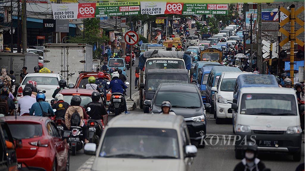 Kendaraan terjebak macet di Jalan Dewi Sartika, Depok, Rabu (26/4). Kemacetan lalu lintas menjadi salah satu masalah serius yang dihadapi Kota Depok pada usianya  ke-18. Kepadatan lalu lintas tersebut imbas dari tumbuhnya permukiman, penduduk, dan kendaraan bermotor yang cukup pesat di kota ini.