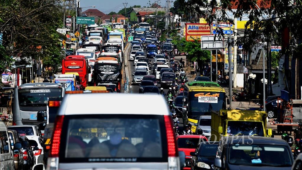 Kemacetan terjadi di Klari, Kabupaten Karawang, yang merupakan jalur pantura Jawa Barat, saat arus balik, Minggu (9/6/2019) pukul 13.35. Pemberlakuan sistem satu arah di Tol Cipali menyebabkan kepadatan di jalur pantura.