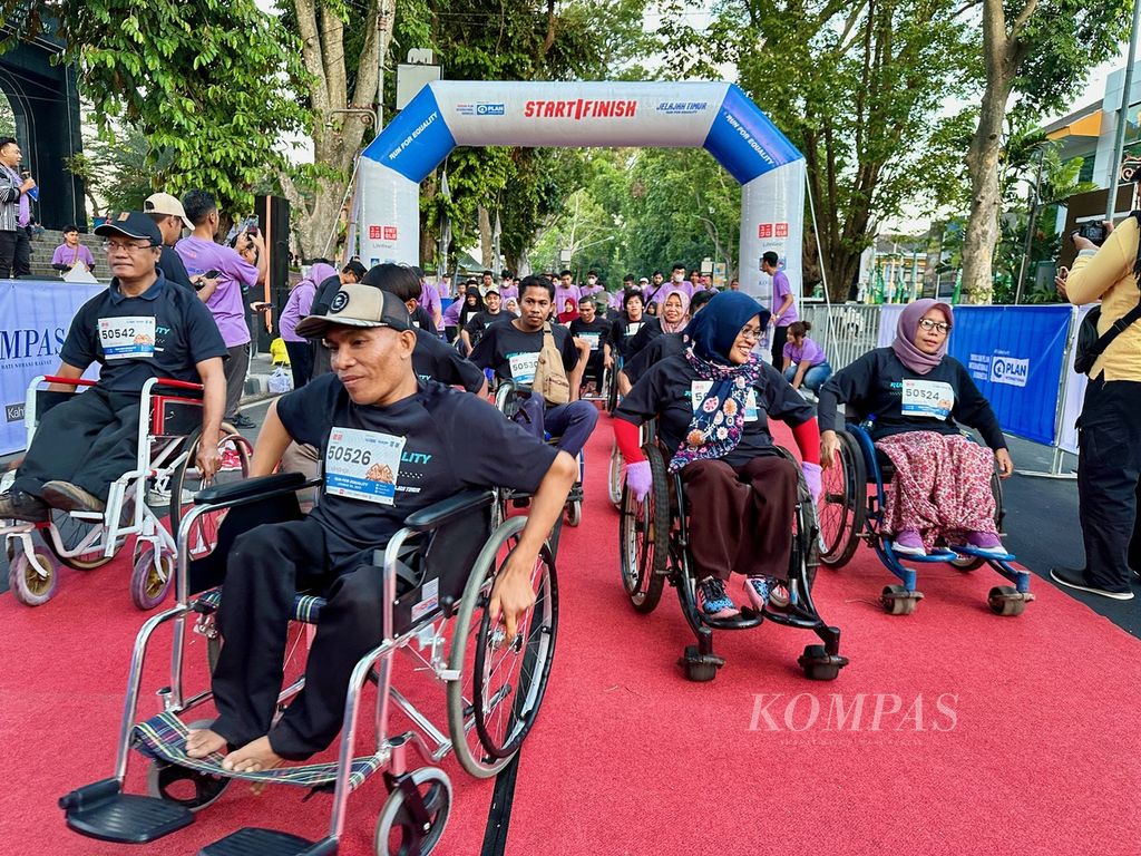 Peserta dengan menggunakan kursi roda terlihat penuh semangat dalam kegiatan lari dan jalan gembira bersama bertajuk "Run For Equality" di Mataram, Nusa Tenggara Barat, Minggu (30/7/2023) pagi. 