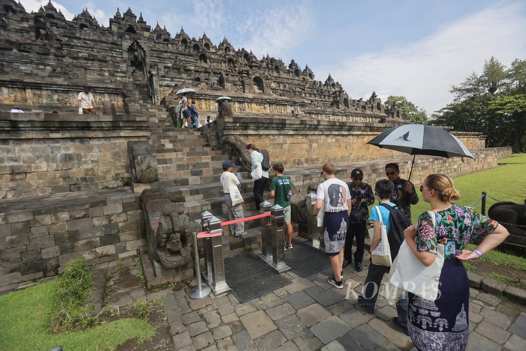 Petugas memindai kode batang pada gelang pengunjung yang akan menaiki Candi Borobudur, Magelang, Jawa Tengah, Sabtu (25/3/2023). PT Taman Wisata Candi Borobudur melaksanakan kajian lapangan atau uji coba kunjungan ke bangunan Candi Borobudur secara terbatas dengan jumlah pengunjung yang boleh naik ke candi maksimal 1.200 orang per hari. Uji coba tersebut berlangsung hingga 14 April 2023 mendatang.