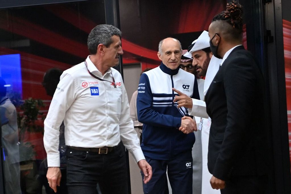Kepala tim F1 Haas Guenther Steiner (kiri) dan kepala tim AlphaTauri Franz Tost (tengah) berbicara dengan Presiden Federasi Automobil Internasional (FIA) Mohammed bin Sulayem (kedua dari kanan) saat meninggalkan ruangan seusai pertemuan dengan kepala tim dan pebalap Formula 1 sebelum sesi latihan bebas kedua Grand Prix Formula 1 Arab Saudi di Sirkuit Jeddah Corniche, Jumat (25/3/2022). 