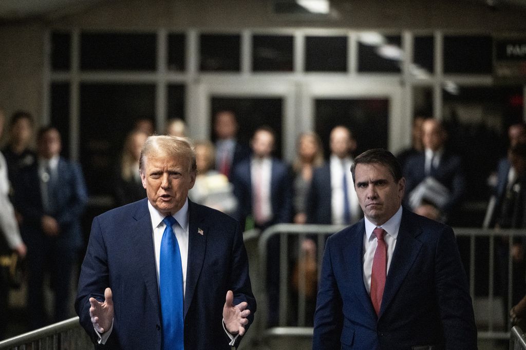 Former United States President Donald Trump (left) and his lawyer, Todd Blanche, left the Manhattan courthouse in New York, United States, on Monday (22/4/2024).